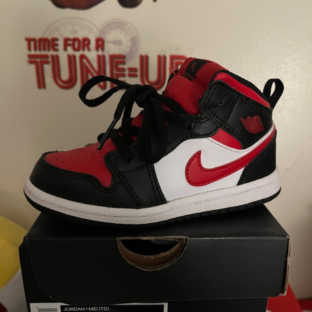 Jordan 1 Mid - Picture 2 of 2